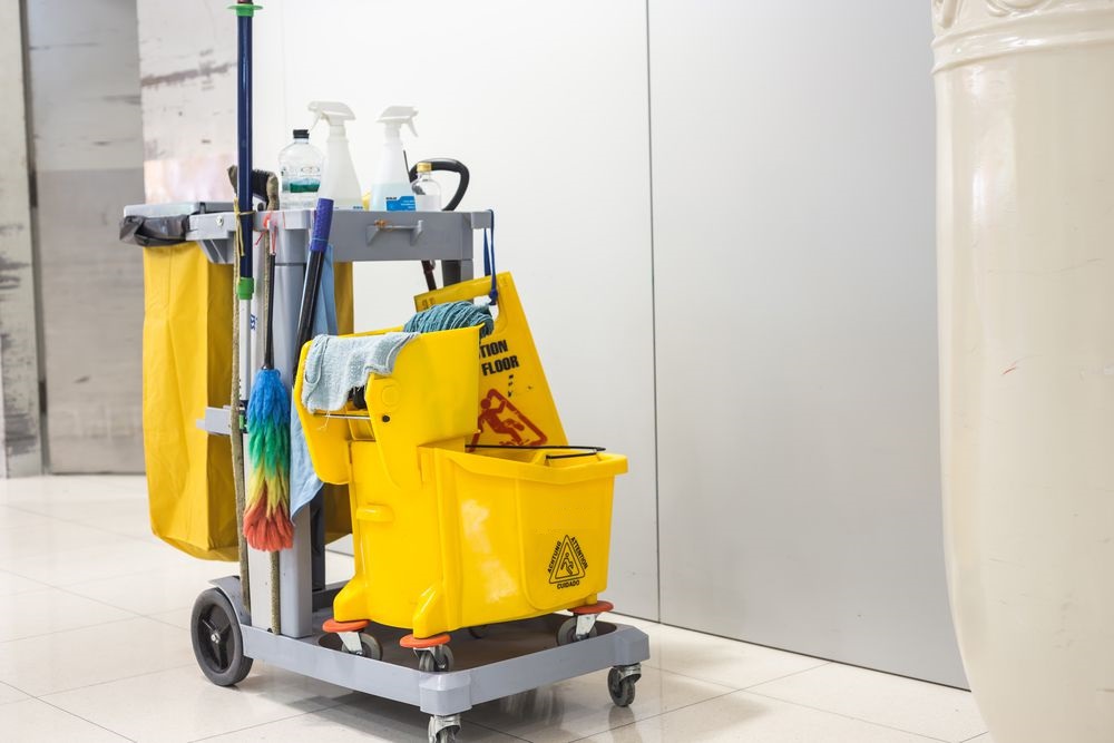 tudo-sobre-o-equipamento-e-as-funcoes-do-faxineiro-de-condominio.jpeg -  Solution Services